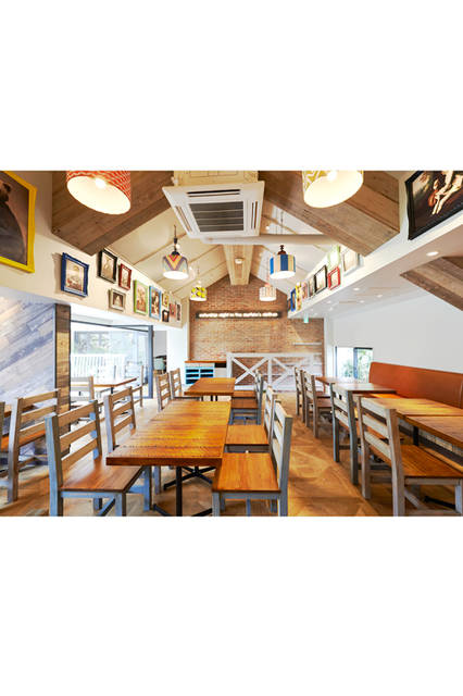 木を基調とした2階は全97席