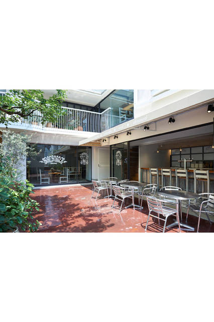 開放的な1階部分にはカウンター席も