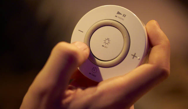 付属のリモコンで、調光やボリュームコントロールができる