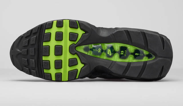 <strong>NIKE SPORTSWEAR｜ナイキ スポーツウェア</strong><br />ウィメンズ「NIKE AIR MAX 95 OG（ナイキ エア マックス 95 OG）」1万6200円