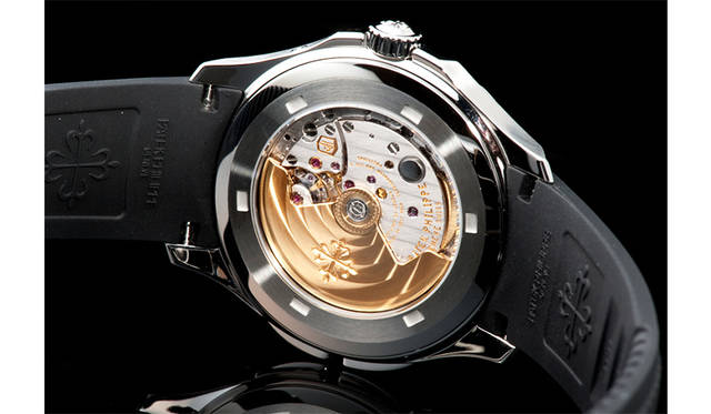 ムーブメントには、自動巻きCal.324 S C FUSを搭載。パテック フィリップらしくジャイロマックステンプを採用。自社の厳しい品質規格である「パテック フィリップ　シール」も刻印されているのが、よくわかる。