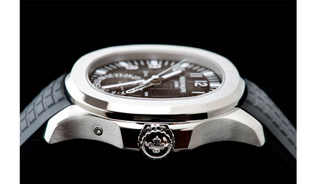 リューズに象られているのは、立体的なパテック フィリップのロゴだ。リューズの下には、リ日付調整のためのコレクターボタンも設置されている。