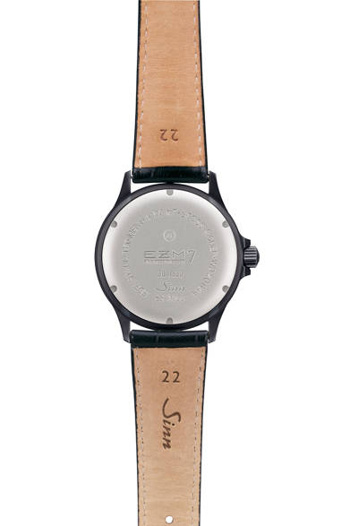 <strong>EZM7.S</strong><br />ケース｜テギメント加工＋ブラックPVD加工ステンレススチール<br />直径｜43mm<br />厚さ｜12mm<br />ムーブメント｜自動巻き（Cal.2893-2）<br />機能｜第2時間帯表示（センターの24時間針で表示）、日付表示、逆回転防止式ベゼル<br />ブレスレット｜テギメント加工＋ブラックPVD加工ステンレススチール<br />防水｜20気圧<br />限定数｜300本<br />価格｜51万8400円<br />