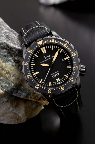 <strong>U212.S.E</strong><br />ケース｜テギメント加工＋ブラックPVD加工Uボート・スチール<br />直径｜47mm<br />厚さ｜14.5mm<br />ムーブメント｜自動巻き（Cal.SW300）<br />ストラップ｜シリコンベルト<br />防水｜1000ｍ<br />限定数｜300本<br />価格｜51万8400円<br />