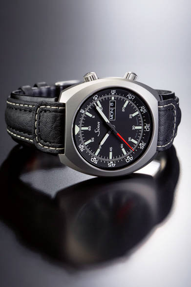 <strong>240.ST</strong><br />ケース｜ステンレススチール<br />直径｜43mm<br />厚さ｜11mm<br />ムーブメント｜自動巻き（Cal.SW220-1）<br />機能｜日付表示、曜日表示、回転式インナーベゼル（２時位置のリューズで操作）<br /> ストラップ｜カウレザー<br />防水｜10気圧<br /> 価格｜29万1600円