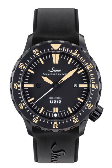 <strong>U212.S.E</strong><br />ケース｜テギメント加工＋ブラックPVD加工Uボート・スチール<br />直径｜47mm<br />厚さ｜14.5mm<br />ムーブメント｜自動巻き（Cal.SW300）<br />ストラップ｜シリコンベルト<br />防水｜1000ｍ<br />限定数｜300本<br />価格｜51万8400円<br />