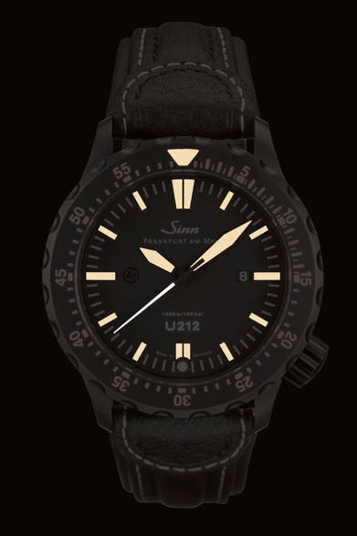 <strong>U212.S.E</strong><br />ケース｜テギメント加工＋ブラックPVD加工Uボート・スチール<br />直径｜47mm<br />厚さ｜14.5mm<br />ムーブメント｜自動巻き（Cal.SW300）<br />ストラップ｜シリコンベルト<br />防水｜1000ｍ<br />限定数｜300本<br />価格｜51万8400円<br />