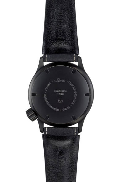 <strong>U212.S.E</strong><br />ケース｜テギメント加工＋ブラックPVD加工Uボート・スチール<br />直径｜47mm<br />厚さ｜14.5mm<br />ムーブメント｜自動巻き（Cal.SW300）<br />ストラップ｜シリコンベルト<br />防水｜1000ｍ<br />限定数｜300本<br />価格｜51万8400円<br />