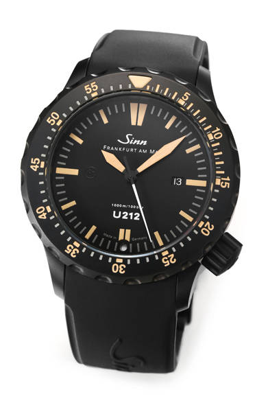 <strong>U212.S.E</strong><br />ケース｜テギメント加工＋ブラックPVD加工Uボート・スチール<br />直径｜47mm<br />厚さ｜14.5mm<br />ムーブメント｜自動巻き（Cal.SW300）<br />ストラップ｜シリコンベルト<br />防水｜1000ｍ<br />限定数｜300本<br />価格｜51万8400円<br />