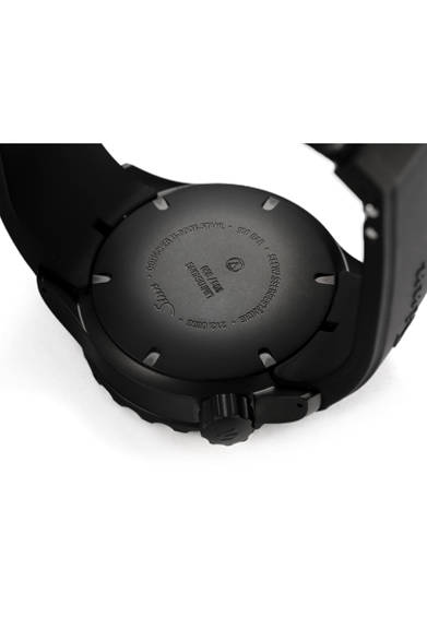 <strong>U212.S.E</strong><br />ケース｜テギメント加工＋ブラックPVD加工Uボート・スチール<br />直径｜47mm<br />厚さ｜14.5mm<br />ムーブメント｜自動巻き（Cal.SW300）<br />ストラップ｜シリコンベルト<br />防水｜1000ｍ<br />限定数｜300本<br />価格｜51万8400円<br />