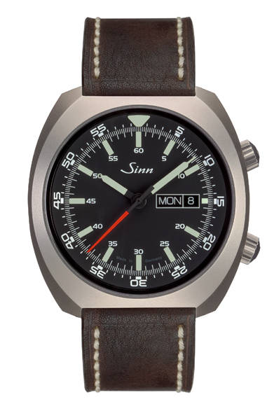 <strong>240.ST</strong><br />ケース｜ステンレススチール<br />直径｜43mm<br />厚さ｜11mm<br /> ムーブメント｜自動巻き（Cal.SW220-1）<br /> 機能｜日付表示、曜日表示、回転式インナーベゼル（2時位置のリューズで操作）<br /> ストラップ｜ビンテージ風カウレザー<br />防水｜10気圧<br /> 