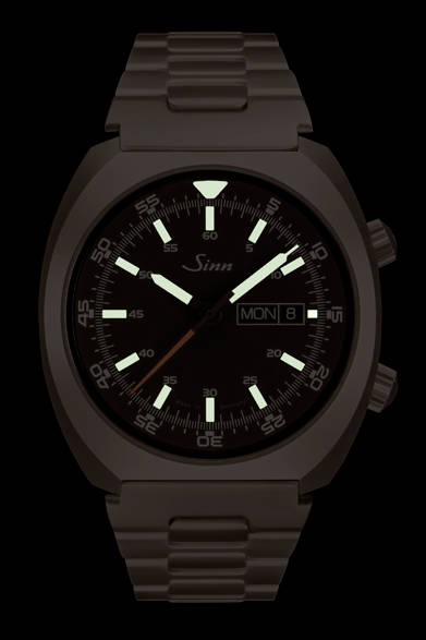 <strong>240.ST</strong><br />ケース｜ステンレススチール<br />直径｜43mm<br />厚さ｜11mm<br />ムーブメント｜自動巻き（Cal.SW220-1）<br />機能｜日付表示、曜日表示、回転式インナーベゼル（2時位置のリューズで操作）<br />防水｜10気圧<br />価格｜31万3200円