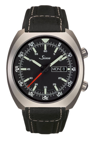 <strong>240.ST</strong><br />ケース｜ステンレススチール直径｜43mm<br /> 厚さ｜11mm<br />ムーブメント｜自動巻き（Cal.SW220-1）<br /> 機能｜日付表示、曜日表示、回転式インナーベゼル（2時位置のリューズで操作）<br /> ストラップ｜カウレザー<br />防水｜10気圧<br /> 価格｜29万1600円