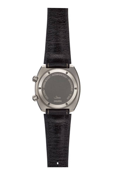 <strong>240.ST</strong><br />ケース｜ステンレススチール<br />直径｜43mm<br />厚さ｜11mm<br />ムーブメント｜自動巻き（Cal.SW220-1）<br /> 機能｜日付表示、曜日表示、回転式インナーベゼル（２時位置のリューズで操作）<br /> ストラップ｜カウレザー<br />防水｜10気圧<br /> 価格｜29万1600円