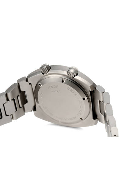 <strong>240.ST</strong><br />ケース｜ステンレススチール<br />直径｜43mm<br />厚さ｜11mm<br />ムーブメント｜自動巻き（Cal.SW220-1）<br />機能｜日付表示、曜日表示、回転式インナーベゼル（2時位置のリューズで操作）<br />ブレスレット｜ステンレススチール<br />防水｜10気圧<br />価格｜31万3200円<br />