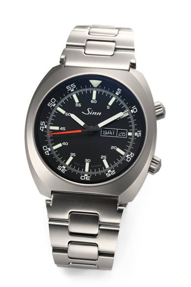 <strong>240.ST</strong><br />ケース｜ステンレススチール<br />直径｜43mm<br />厚さ｜11mm<br />ムーブメント｜自動巻き（Cal.SW220-1）<br />機能｜日付表示、曜日表示、回転式インナーベゼル（2時位置のリューズで操作）<br />ブレスレット｜ステンレススチール<br />防水｜10気圧<br />価格｜31万3200円<br />