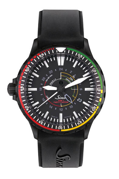 <strong>EZM7.S</strong><br />ケース｜テギメント加工＋ブラックPVD加工ステンレススチール<br />直径｜43mm<br />厚さ｜12mm<br />ムーブメント｜自動巻き（Cal.2893-2）<br />機能｜第2時間帯表示（センターの24時間針で表示）、日付表示、逆回転防止式ベゼル<br />ストラップ｜シリコン<br />防水｜20気圧<br />限定数｜300本<br />価格｜49万1400円<br />