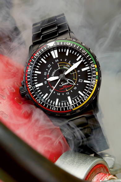 <strong>EZM7.S</strong><br />ケース｜テギメント加工＋ブラックPVD加工ステンレススチール<br />直径｜43mm<br />厚さ｜12mm<br />ムーブメント｜自動巻き（Cal.2893-2）<br />機能｜第2時間帯表示（センターの24時間針で表示）、日付表示、逆回転防止式ベゼル<br />ブレスレット｜テギメント加工＋ブラックPVD加工ステンレススチール<br />防水｜20気圧<br />限定数｜300本<br />価格｜51万8400円<br />