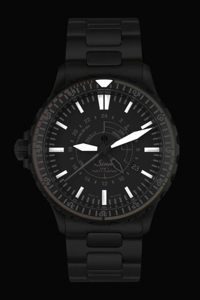 <strong>EZM7.S</strong><br />ケース｜テギメント加工＋ブラックPVD加工ステンレススチール<br />直径｜43mm<br />厚さ｜12mm<br />ムーブメント｜自動巻き（Cal.2893-2）<br />機能｜第2時間帯表示（センターの24時間針で表示）、日付表示、逆回転防止式ベゼル<br />ブレスレット｜テギメント加工＋ブラックPVD加工ステンレススチール<br />防水｜20気圧<br />限定数｜300本<br />価格｜51万8400円<br />