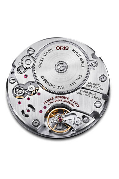 <strong>キャリバー111</strong><br />ケース｜ステンレススチール<br />直径｜43mm<br />厚さ｜12.3mm<br />ムーブメント｜手巻き<br />機能｜スモールセコンド、ノンリニア パワリザーブ インジケーター、日付表示<br />ストラップ｜クロコダイル<br />防水｜3気圧<br />発売時期｜2015年11月予定<br />予価｜59万円<br />