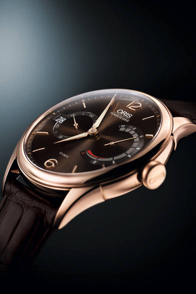 <strong>キャリバー111</strong><br />ケース｜18Kローズゴールド<br />直径｜43mm<br />厚さ｜12.3mm<br />ムーブメント｜手巻き<br />機能｜スモールセコンド、ノンリニア パワリザーブ インジケーター、日付表示<br />ストラップ｜クロコダイル<br />防水｜3気圧<br />発売時期｜2015年11月予定<br />予価｜180万円<br />