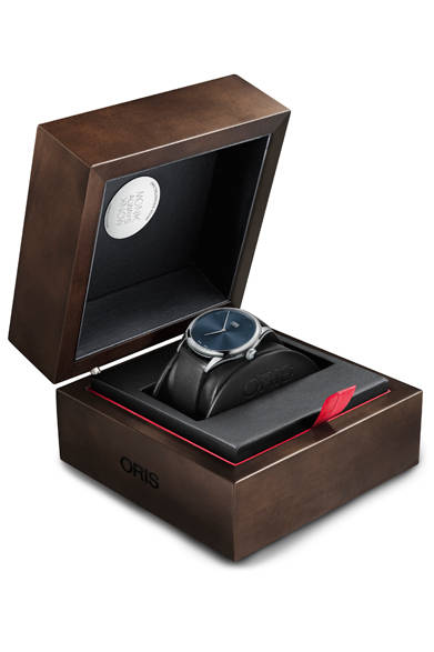 <strong>セロニアス・モンク　リミテッドエディション</strong><br />ケース｜ステンレススチール<br />直径｜40mm<br />厚さ｜10.9mm<br />ムーブメント｜自動巻き<br />ストラップ｜レザー<br />防水｜3気圧<br />限定数｜1000本<br />価格｜19万円<br />