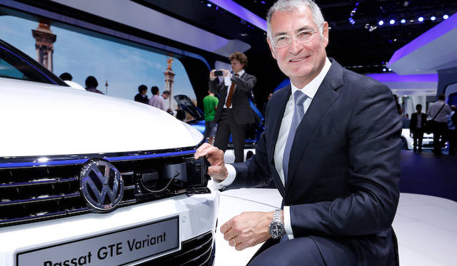 パワートレイン戦略を熱く語るドクター・ノイサー氏とフォルクスワーゲン「パサートGTE」