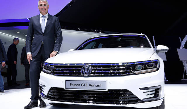 パワートレイン戦略を熱く語るドクター・ノイサー氏とフォルクスワーゲン「パサートGTE」