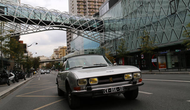 Peugeot 504 Cabriolet｜プジョー 504 カブリオレパリ在住の古いフランス車愛好家、ディディエ・ジュオン氏の1973年プジョー504カブリオレ。パリ15区のショッピングモール「ボーグネル」前にて。