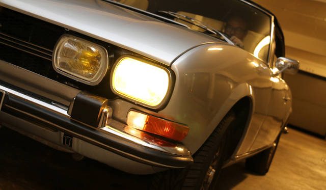 往年のフランス車のおきまりであるイエローバルブ。