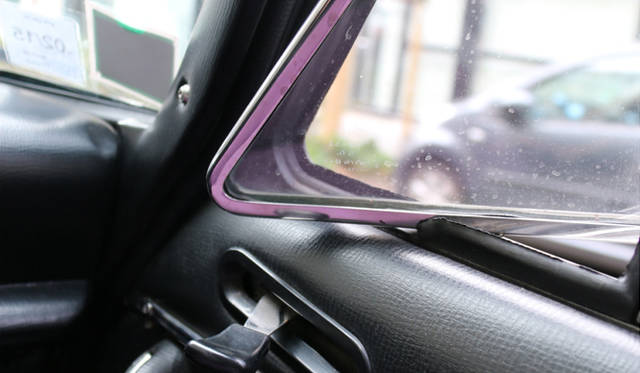 504カブリオレには、ベースモデルのベルリーヌにはない三角窓が備わる。開閉は直下にあるレバーを左右に動かしておこなう。