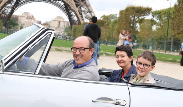 左からディディエ氏、夫人のナタリーさん、三男で中学生のブノワ君。