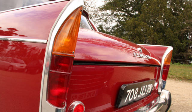 米国車のテールフィンの影響をうかがわせるリアのデザイン。