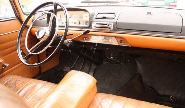 ディディエ氏のプジョー 404 ベルリーヌは、当時の高級仕様「シューペルリュクス」。