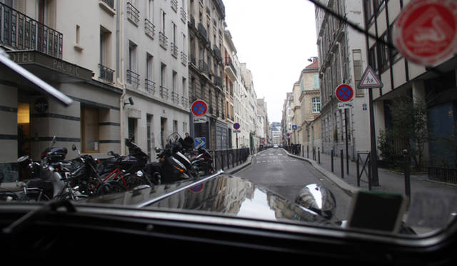 トラクシオン アヴァン、2CVそしてDSのデザイナー、フラミニオ・ベルトーニがかつて住んでいたテルトル通りを行く。