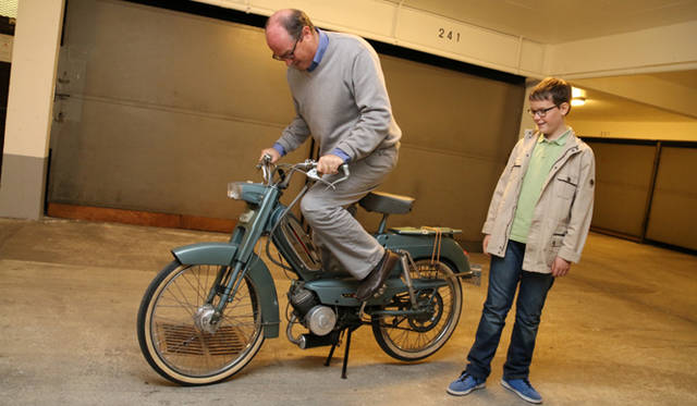 地下駐車場にて。少し前にディディエ氏がアルザスで手に入れた1972年プジョー製原付2輪「BB」のエンジンを始動する。