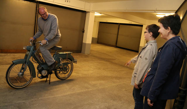 「BB」で遊ぶディディエ氏を見守るナタリーさんとブノワ君。