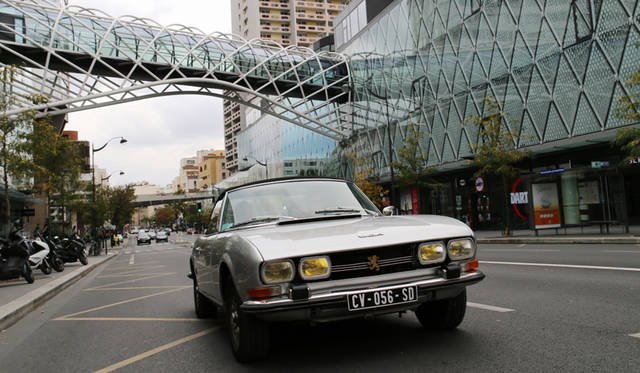 パリ在住の古いフランス車愛好家、ディディエ・ジュオン氏の1973年プジョー504カブリオレ。パリ15区のショッピングモール「ボーグネル」前にて。