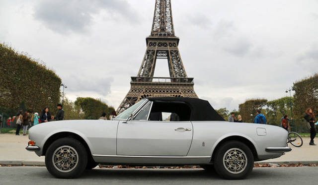 504カブリオレの幌を上げたところ。耐候性は今もじゅうぶん。