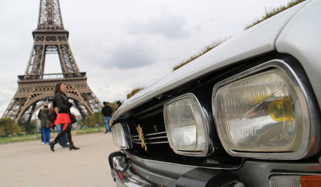 504カブリオレ初期型の特徴である角形4灯ライト。後期型は横長の2灯になる。