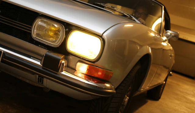 往年のフランス車のおきまりであるイエローバルブ。