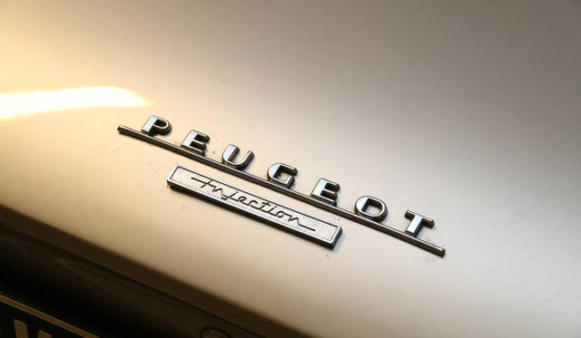 インジェクション（燃料噴射装置）がカッコよかった時代を物語る。