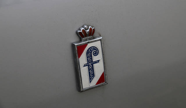 リアフェンダーに付けられたピニンファリーナのバッジ。