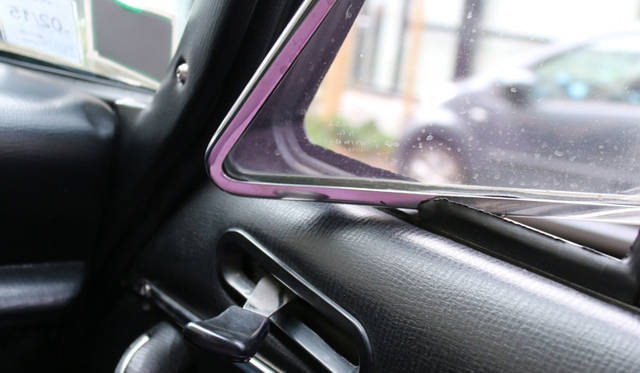 504カブリオレには、ベースモデルのベルリーヌにはない三角窓が備わる。開閉は直下にあるレバーを左右に動かしておこなう。