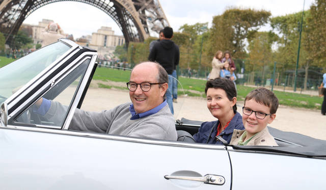 左からディディエ氏、夫人のナタリーさん、三男で中学生のブノワ君。