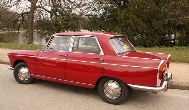 ディディエ氏のプジョー 404 ベルリーヌは、当時の高級仕様「シューペルリュクス」。