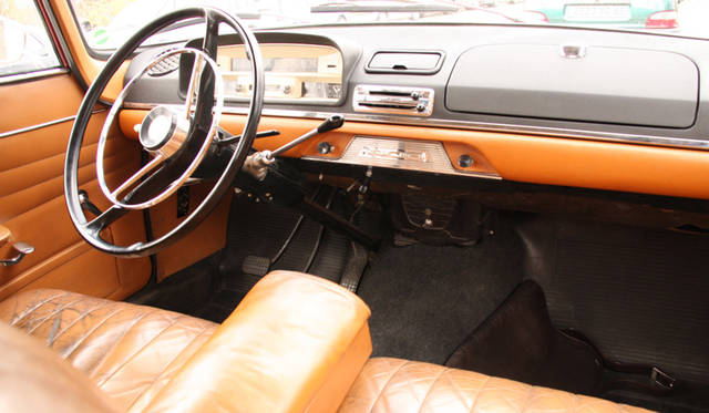 ディディエ氏のプジョー 404 ベルリーヌは、当時の高級仕様「シューペルリュクス」。