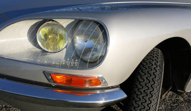 内側のヘッドライトは、ステアリング連動式。