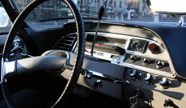 ディディエ氏の1968年DS21は、2ペダル油圧式オートクラッチの4段。1本スポーク ステアリングは、ここが直進位置。