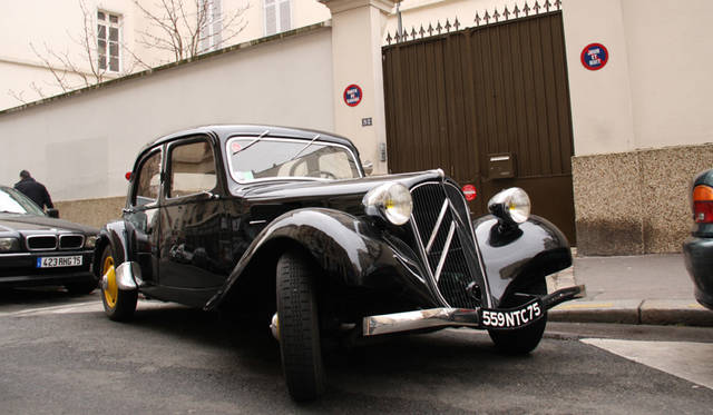 かつてシトロエンの研究所があったパリ15区にて。